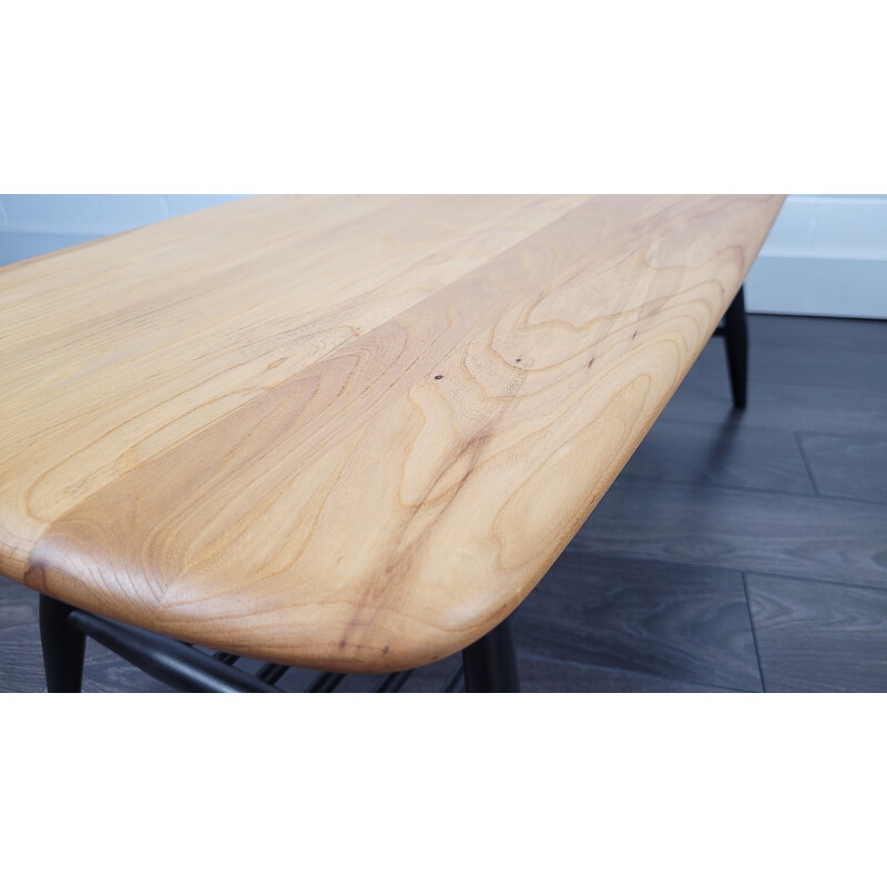 Mesa de centro vintage de madera de olmo con patas negras de Ercol, años 70