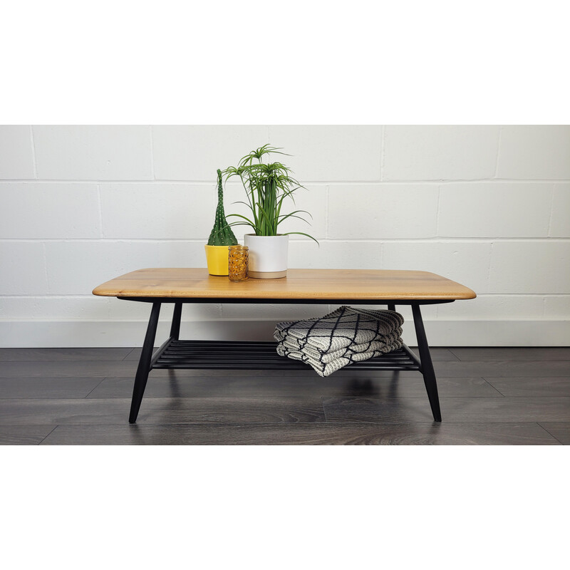 Mesa de centro vintage de madera de olmo con patas negras de Ercol, años 70