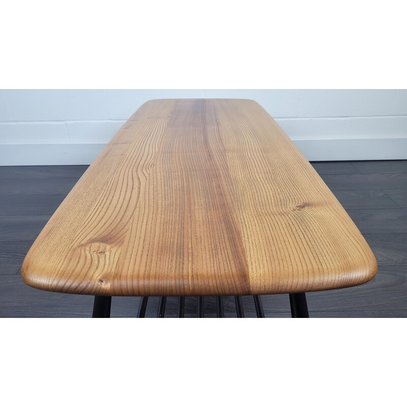 Vintage iepenhouten salontafel met zwarte poten van Ercol, 1970s