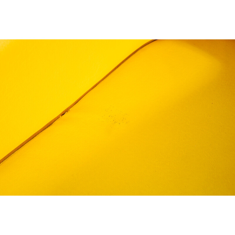 Fauteuil Satelit vintage en velours jaune