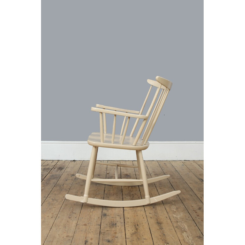 Rocking chair in wood with spindle back - 1960s