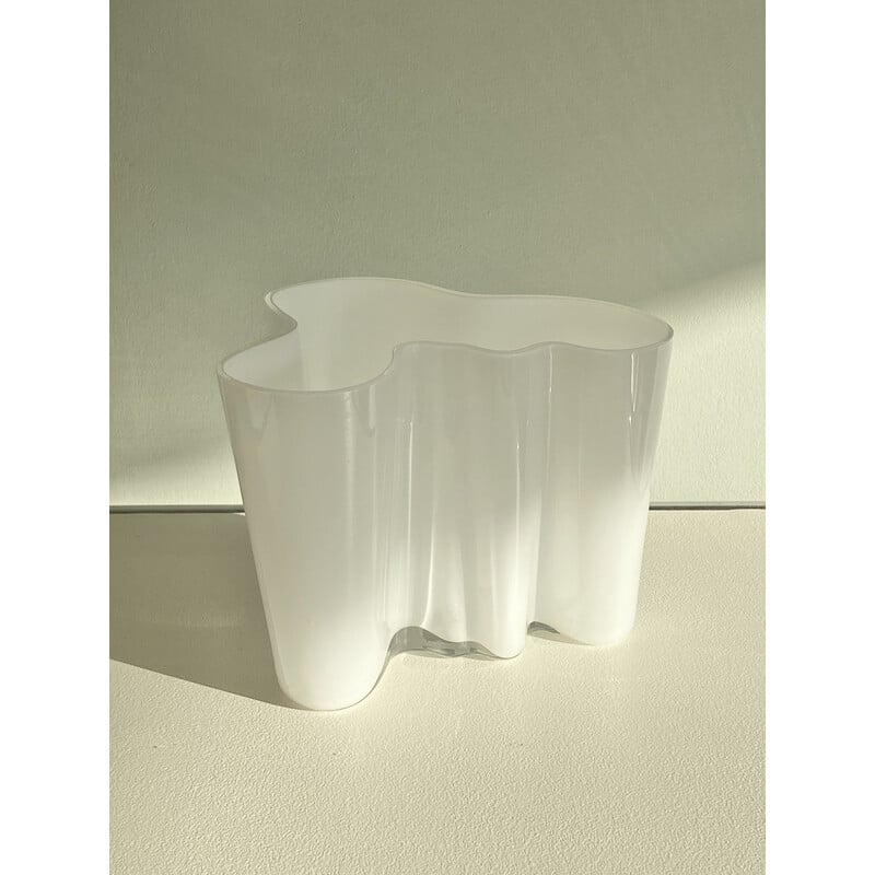 Vase blanc vintage 3030 Savoy d'Alvar Aalto pour Iittala, Finlande