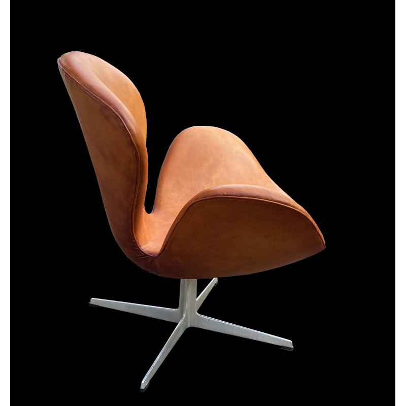 Cadeira de braços de cisne vintage em couro fulvo por Arne Jacobsen para Fritz Hansen