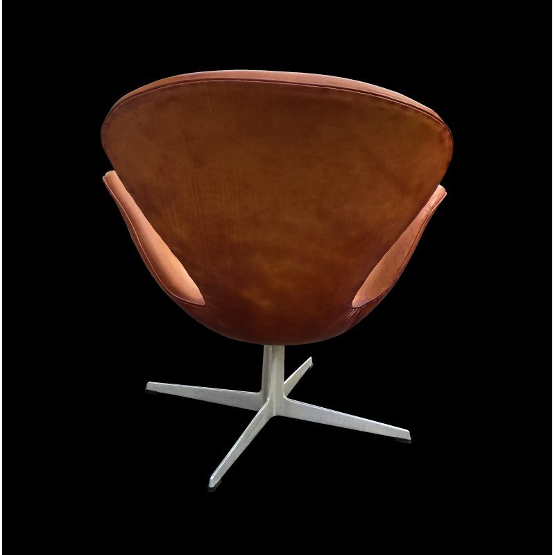 Cadeira de braços de cisne vintage em couro fulvo por Arne Jacobsen para Fritz Hansen