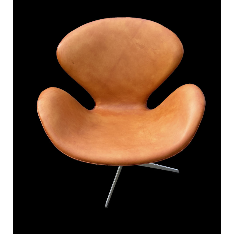 Cadeira de braços de cisne vintage em couro fulvo por Arne Jacobsen para Fritz Hansen