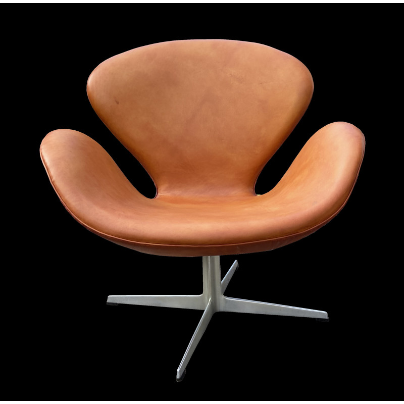 Cadeira de braços de cisne vintage em couro fulvo por Arne Jacobsen para Fritz Hansen