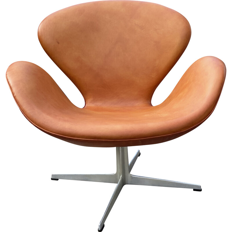 Cadeira de braços de cisne vintage em couro fulvo por Arne Jacobsen para Fritz Hansen