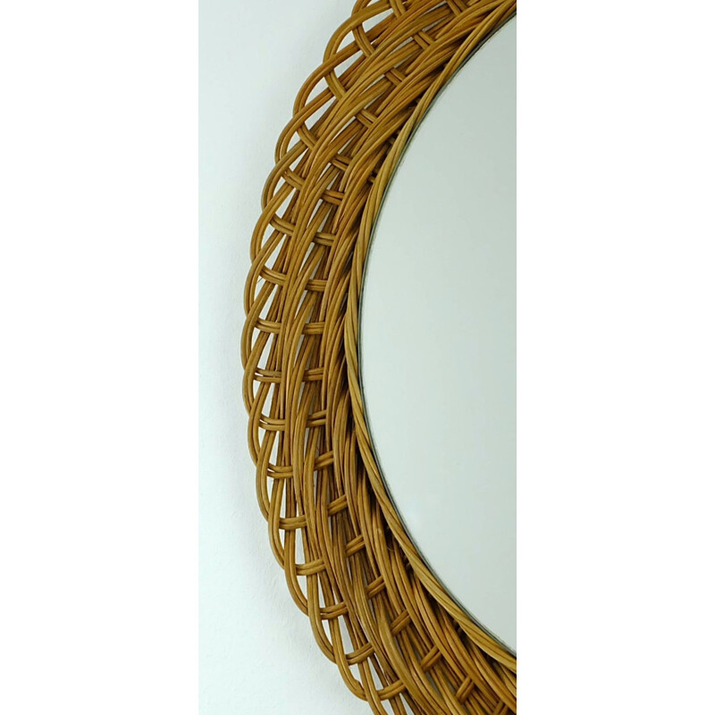 Miroir mural rond beige avec contour en rotin tressé - 1960