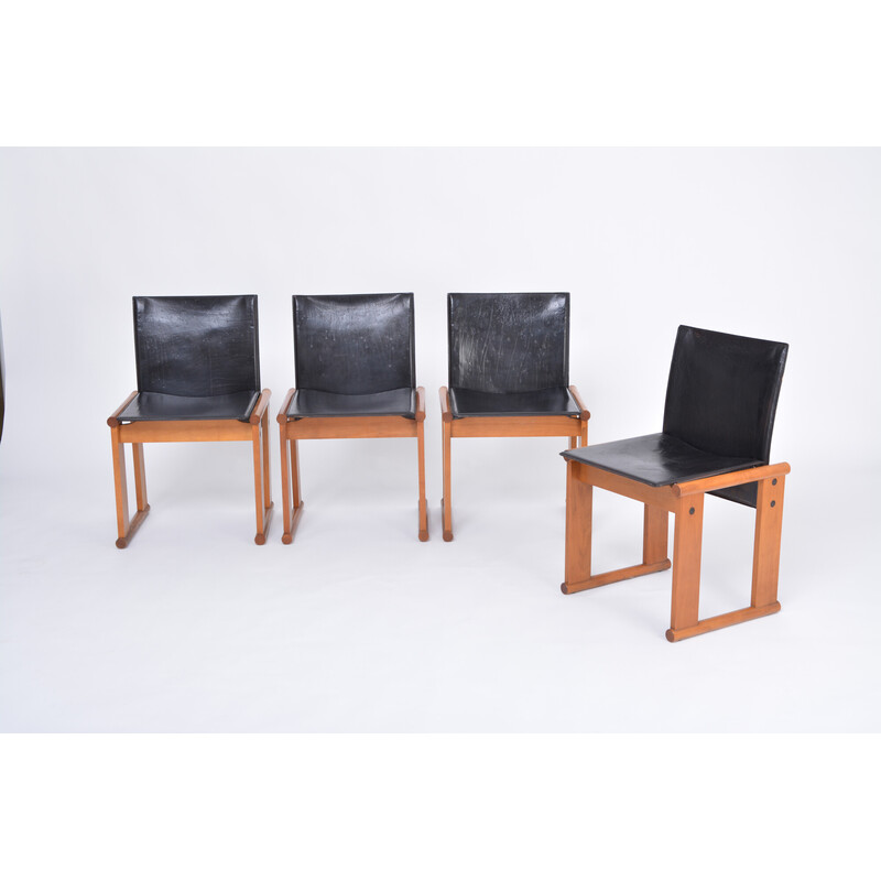Ensemble de 4 chaises vintage en cuir noir par Afra et Tobia Scarpa