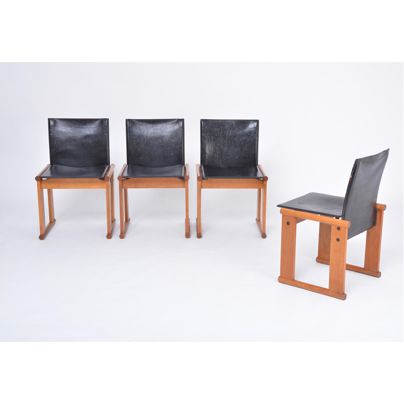 Ensemble de 4 chaises vintage en cuir noir par Afra et Tobia Scarpa