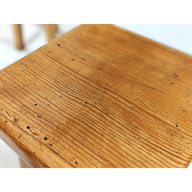 Conjunto de 4 taburetes vintage en madera de pino, seleccionados por Charlotte Perriand para Les Arcs 1960