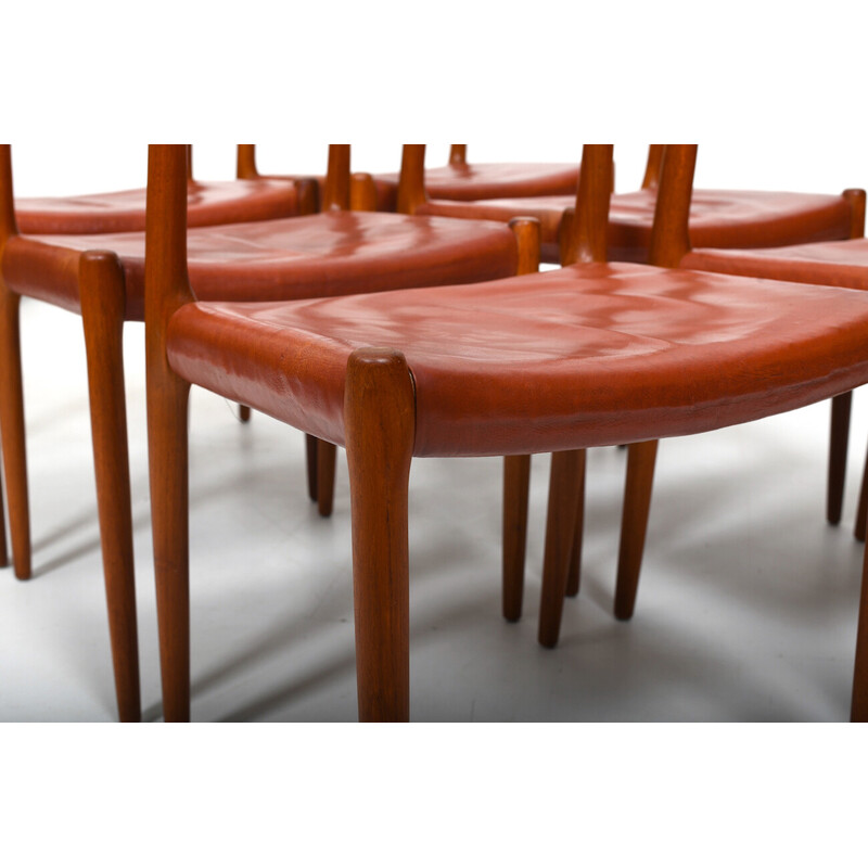 Set di 6 sedie vintage in teak e pelle rossa indiana di Niels O. Møller, 1960