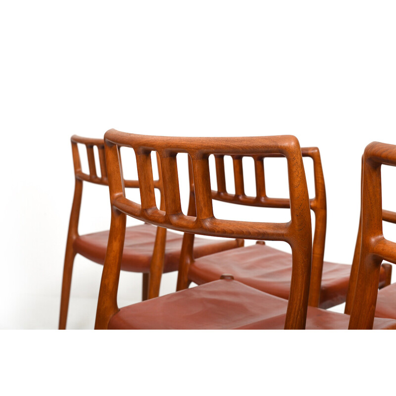 Set di 6 sedie vintage in teak e pelle rossa indiana di Niels O. Møller, 1960