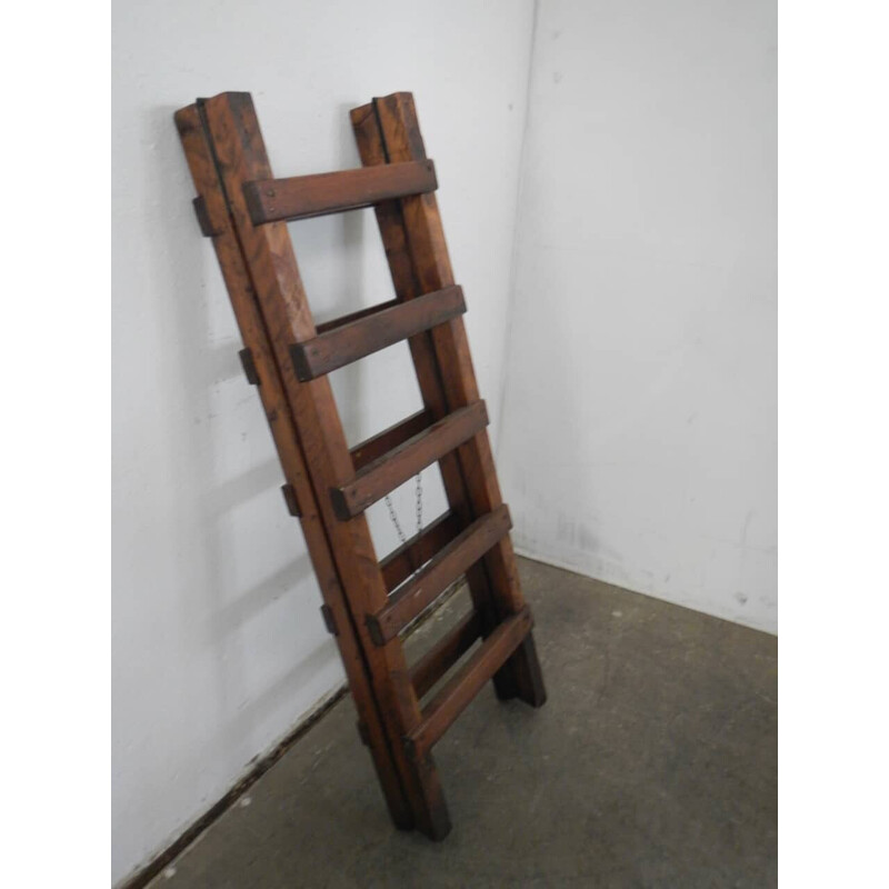Escalera vintage abatible de madera de abeto