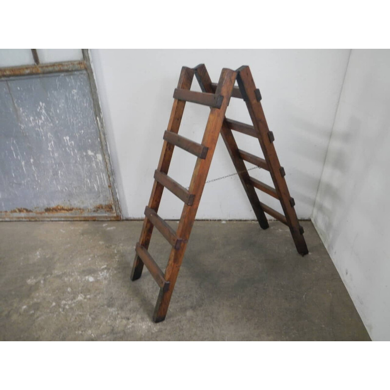Escada de madeira de abeto com possibilidade de abertura de vindima
