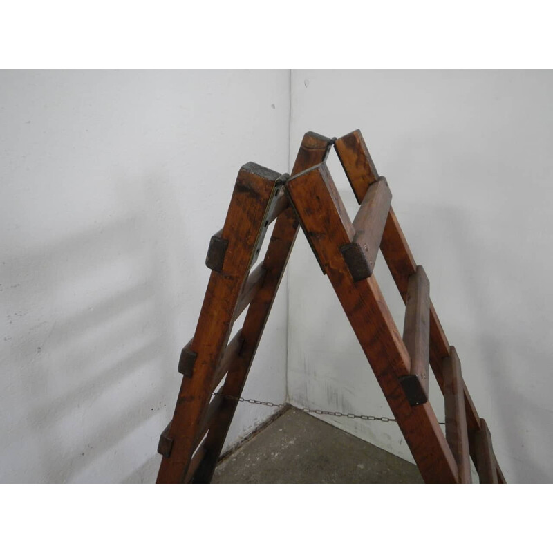 Escalera vintage abatible de madera de abeto