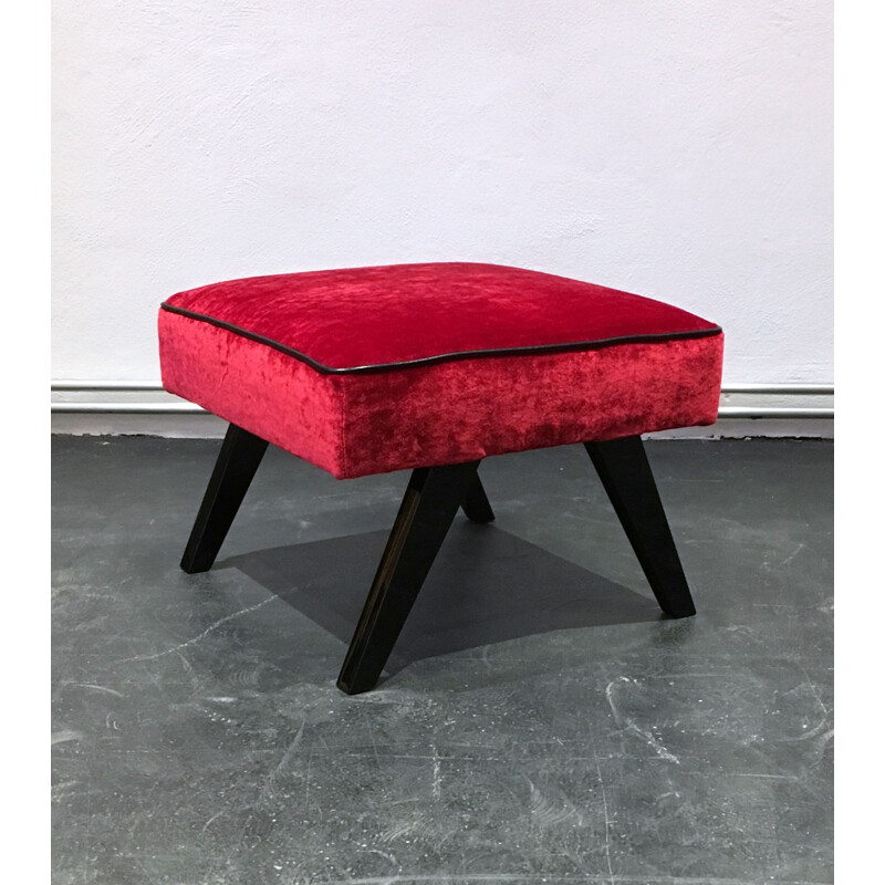 Mid-century red lounge chair with ottoman in velvet and wood - 1950s