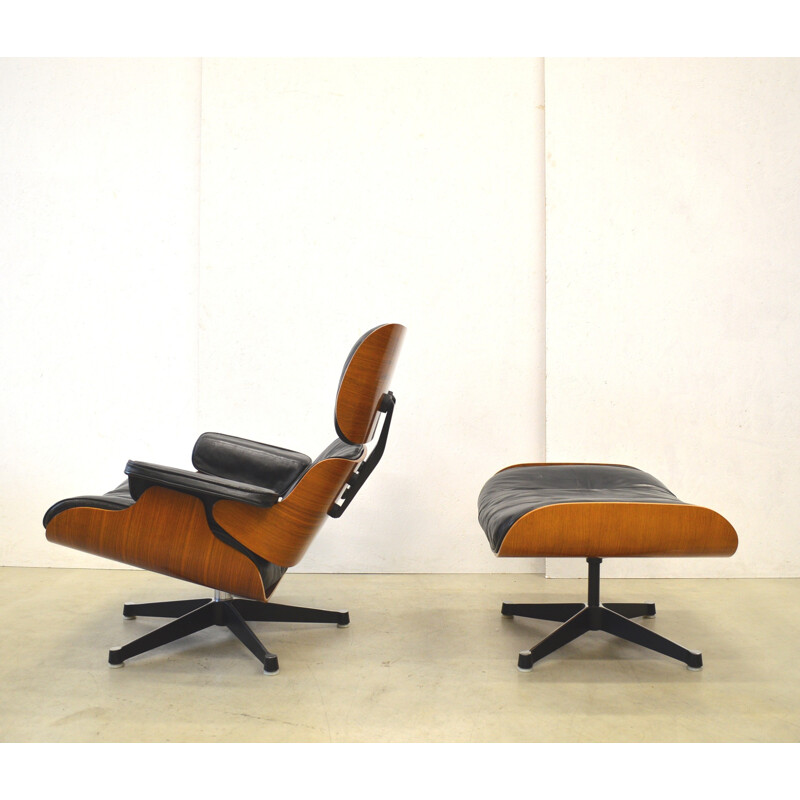 Fauteuil "Lounge chair" noir et ottoman Herman Miller en palissandre, Charles & Ray EAMES - 1950