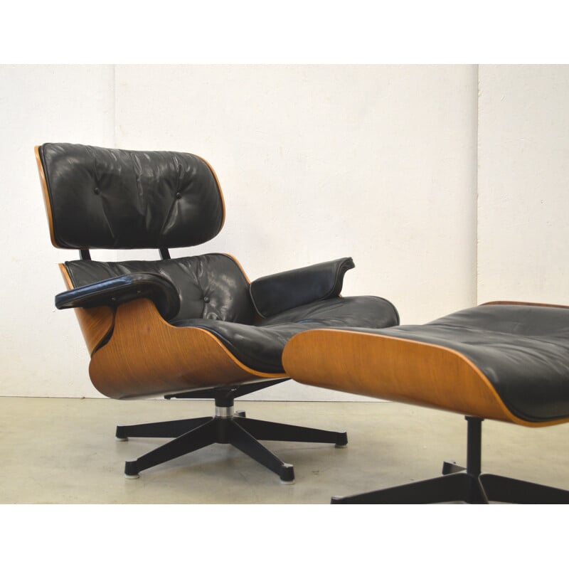 Fauteuil "Lounge chair" noir et ottoman Herman Miller en palissandre, Charles & Ray EAMES - 1950