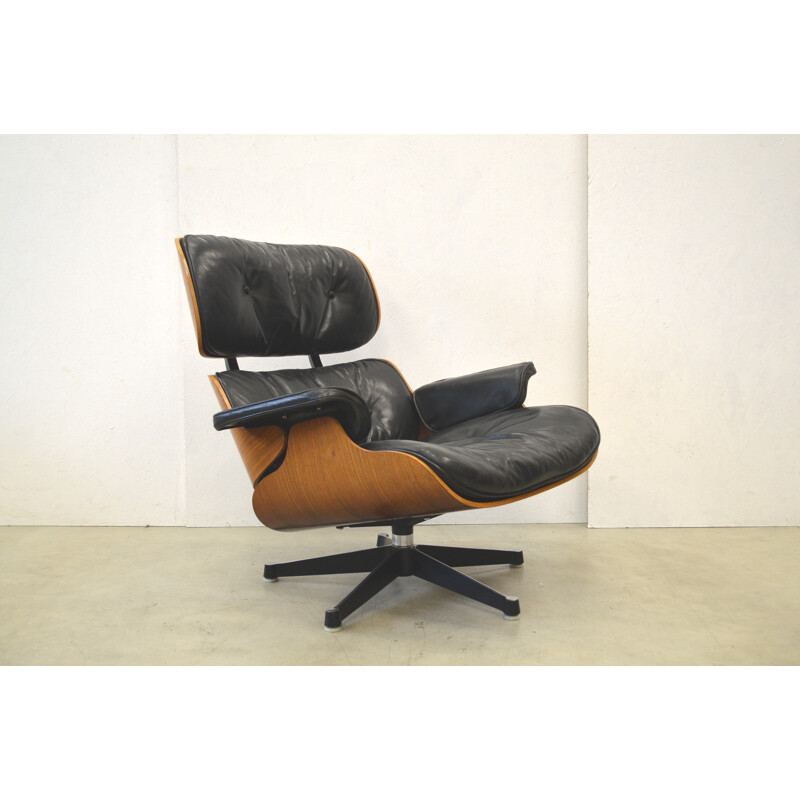 Fauteuil "Lounge chair" noir et ottoman Herman Miller en palissandre, Charles & Ray EAMES - 1950