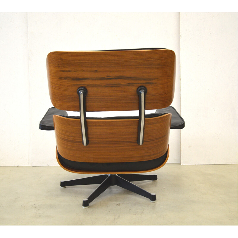 Fauteuil "Lounge chair" noir et ottoman Herman Miller en palissandre, Charles & Ray EAMES - 1950