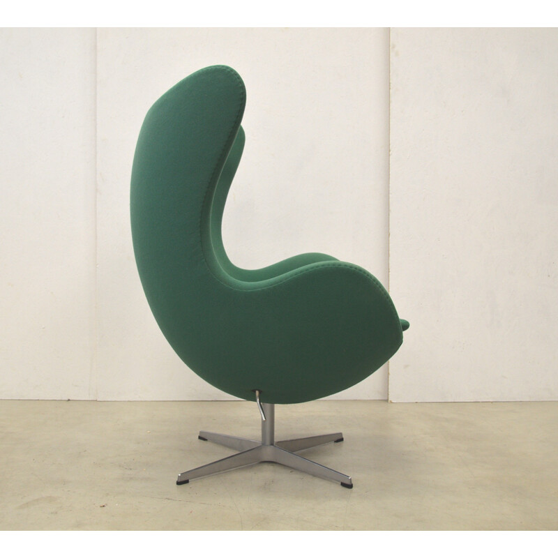 Fritz Hansen "Egg" green fabric armchair, Arne JACOBSEN - 2000s