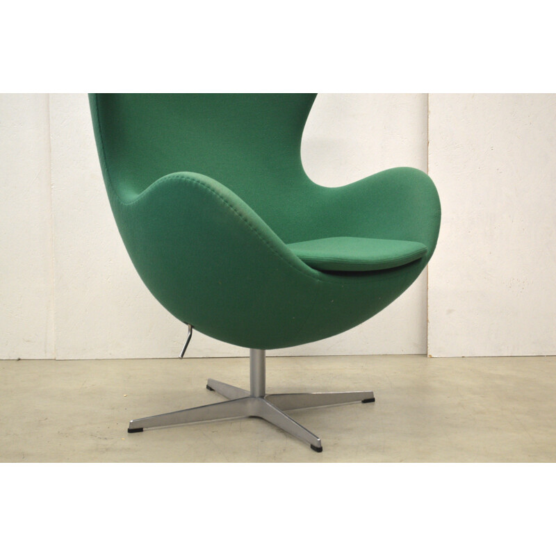 Fritz Hansen "Egg" green fabric armchair, Arne JACOBSEN - 2000s