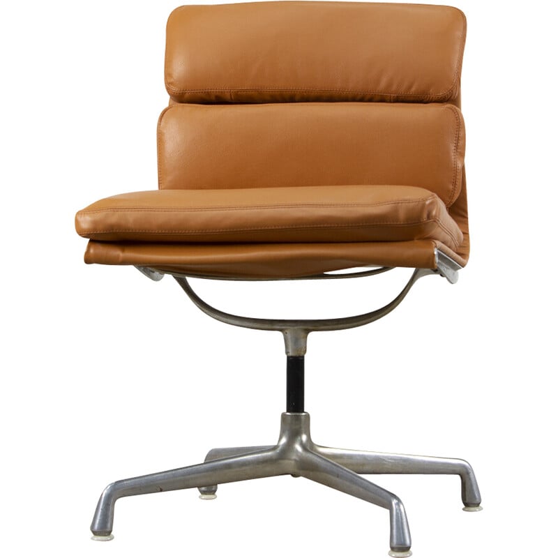 Fauteuil vintage Soft pad Ea 205 en cuir par Ray and Charles Eames pour Herman Miller