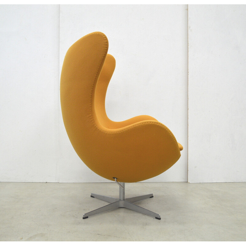 Fritz Hansen "Egg" yellow cotton armchair, Arne JACOBSEN - 2000s