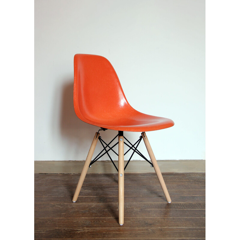 Paire de chaises vintage Dsw oranges par Charles et Ray Eames pour Herman Miller