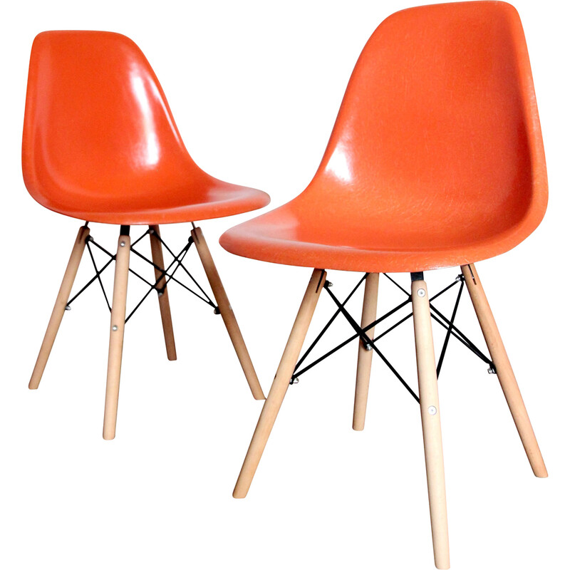 Paar orangefarbene Vintage Dsw Stühle von Charles und Ray Eames für Herman Miller