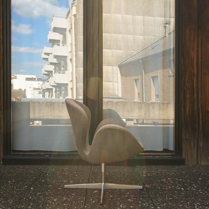 Sedia girevole vintage Swan in tessuto marrone di Arne Jacobsen per Fritz Hansen, 2013