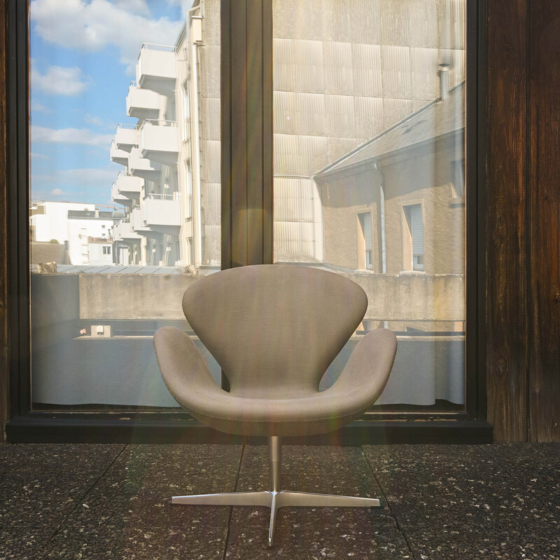 Sedia girevole vintage Swan in tessuto marrone di Arne Jacobsen per Fritz Hansen, 2013