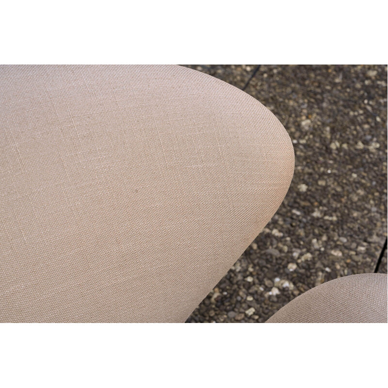 Fauteuil pivotant Swan vintage en tissu brun par Arne Jacobsen pour Fritz Hansen, 2013