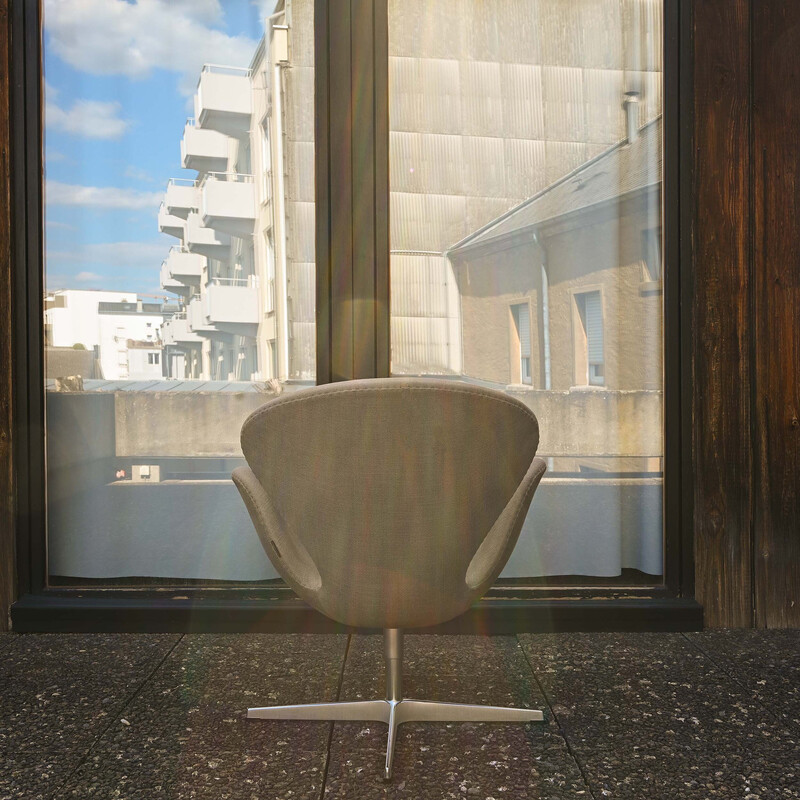 Sedia girevole vintage Swan in tessuto marrone di Arne Jacobsen per Fritz Hansen, 2013