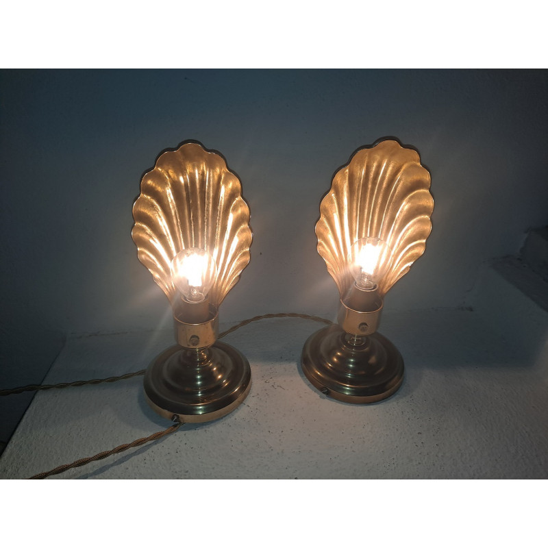 https://www.design-market.eu/2385760-large_default/pair-of-italian-vintage-brass-clam-shell-nightstand-lamps-1940-1950s.jpg