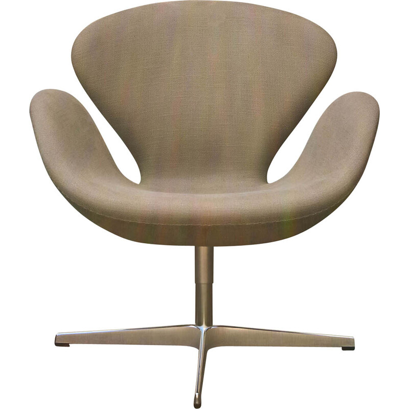 Swan vintage draaistoel in bruine stof van Arne Jacobsen voor Fritz Hansen, 2013