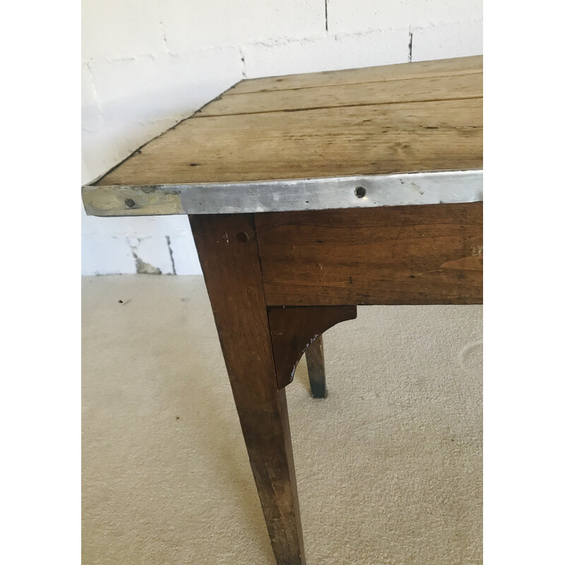 Vintage boerderijtafel met zinken rand aan de zijkanten