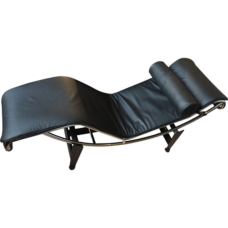 Cassina "LC4" lounge chair in black leather, Le CORBUSIER, Pierre JEANNERET, Charlote PERRIAND - 2000s