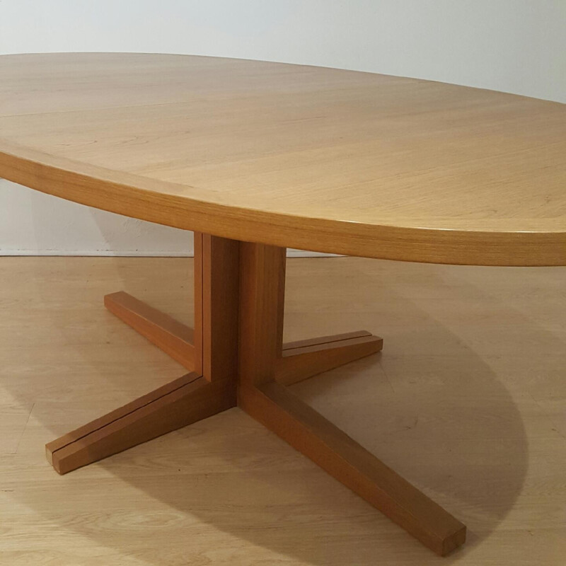 Large oval dining table in blond teak, John MORTENSEN - 1960s