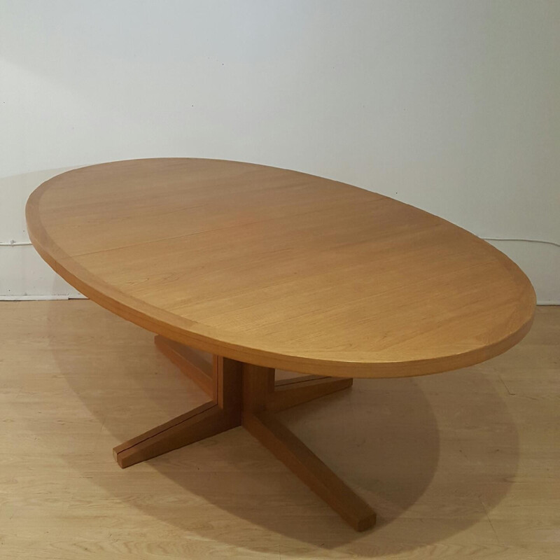Large oval dining table in blond teak, John MORTENSEN - 1960s