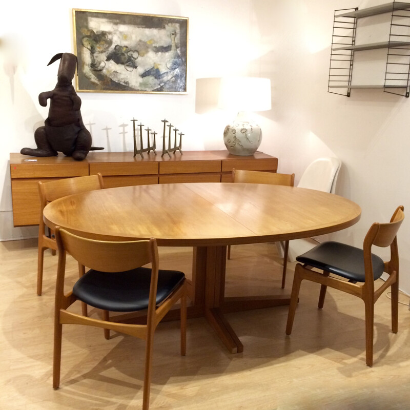 Large oval dining table in blond teak, John MORTENSEN - 1960s