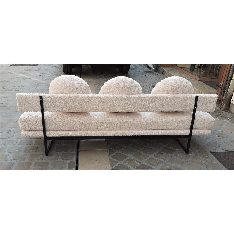 Vintage-Sofa aus schwarzem Metall und mit Bouclé-Stoff bezogen