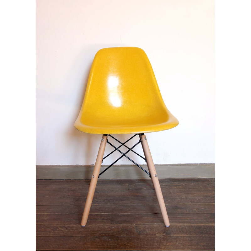 Paire de chaises vintage Dsw Jaunes par Charles et Ray Eames pour Herman Miller