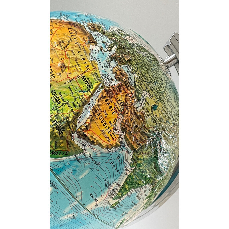 Globe terrestre vintage lumineux et reliefs, Italie