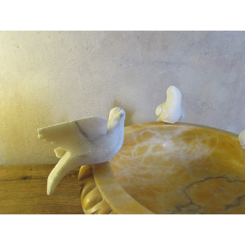 Vaschetta vintage per uccelli con tre uccelli in alabastro