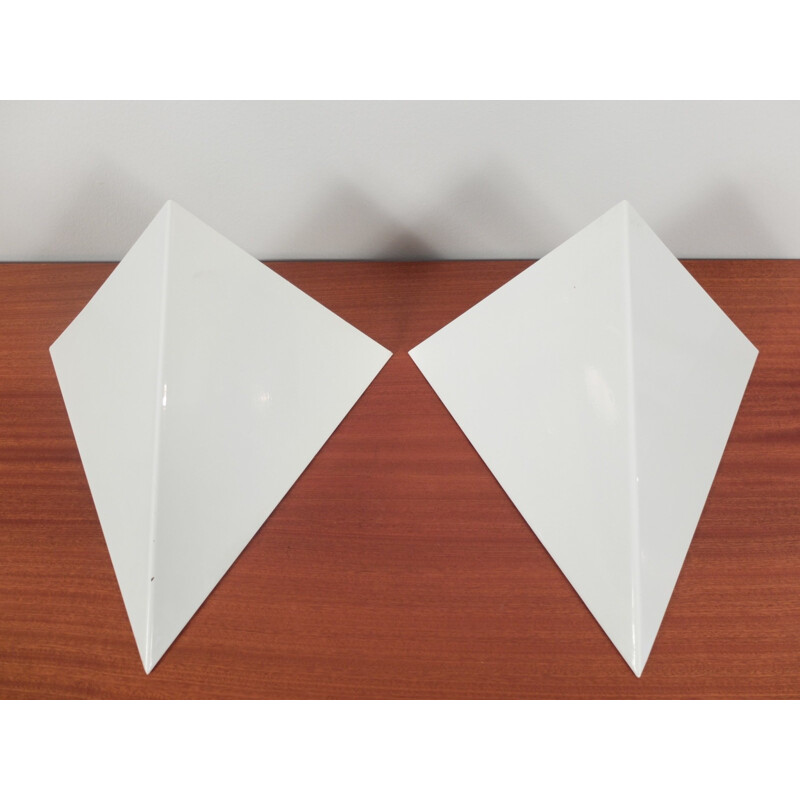 Pair of white pyramidal and painted wall lamps in metal - 1980s
