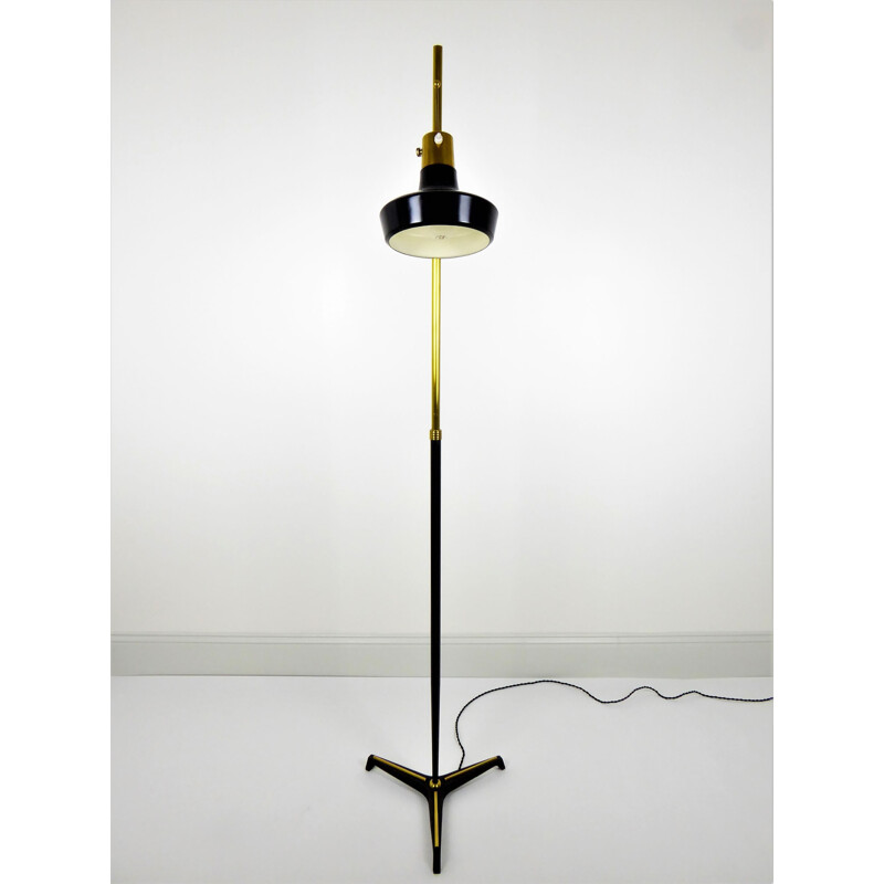 Lampadaire à réflecteur orientable en métal noir et en laiton - 1960