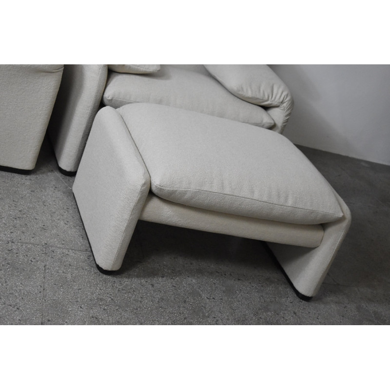 Paar vintage fauteuils en voetenbank model Maralunga van Vico Magistretti voor Cassina, Italië