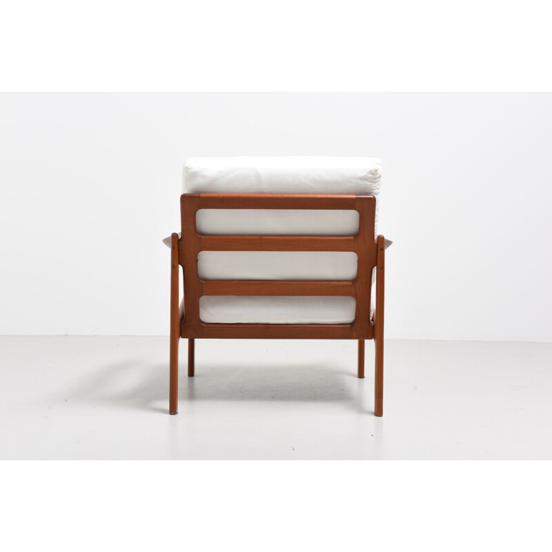 Fauteuil blanc en tissu et en teck, Illum WIKKELSO - 1960